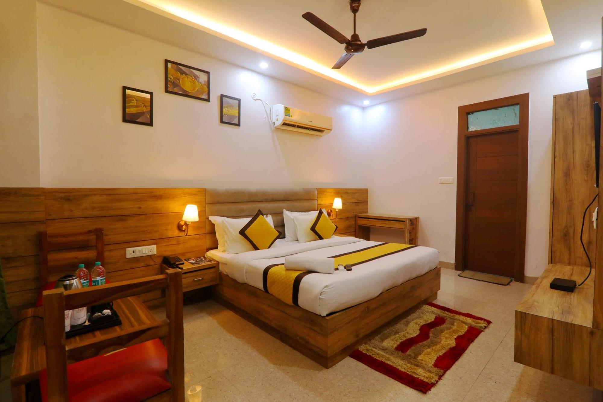 Hotel Cristelia Lucknow Exterior photo