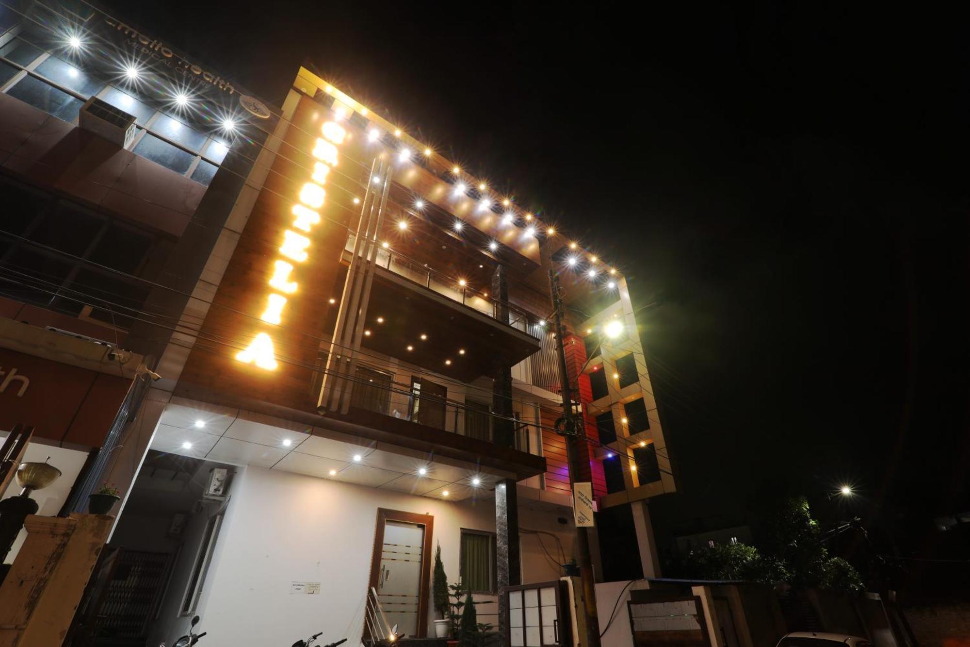 Hotel Cristelia Lucknow Exterior photo